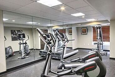 هتل Country Inn & Suites By Radisson, Dearborn, Mi