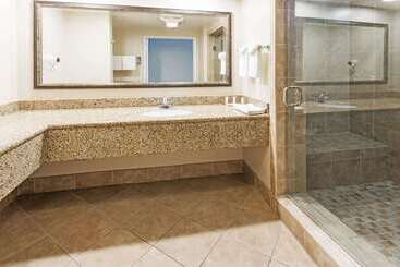 هتل Howard Johnson By Wyndham Pasadena