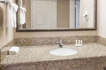 هتل Howard Johnson By Wyndham Pasadena
