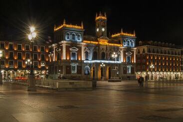 هتل Nexus Valladolid Suites &