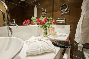 هتل Nexus Valladolid Suites &