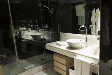هتل Nexus Valladolid Suites &