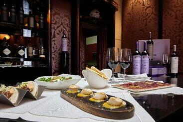 هتل Nexus Valladolid Suites &