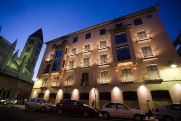 هتل Nexus Valladolid Suites &