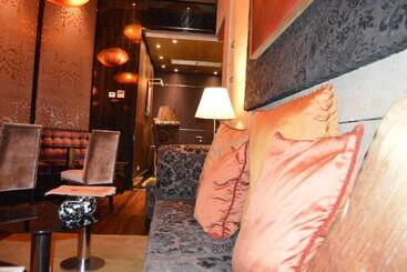 هتل Nexus Valladolid Suites &
