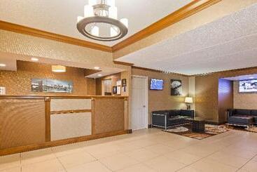 هتل The Inn At Buffalo Airport