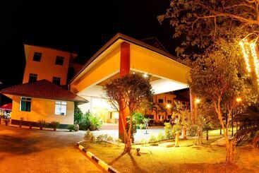 هتل The Qamar Paka