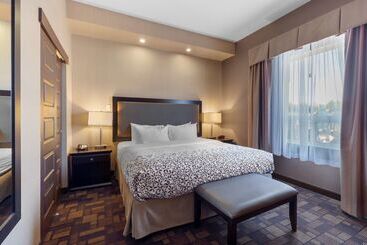 هتل Best Western Plus Fox Creek