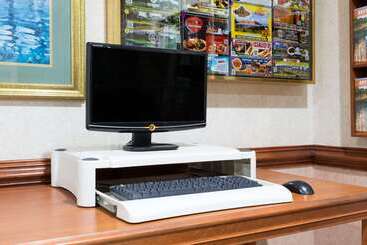 هتل Days Inn & Conf Center By Wyndham Southern Pines Pinehurst