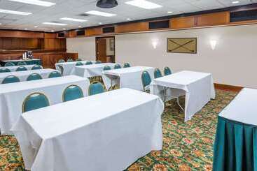 هتل Days Inn & Conf Center By Wyndham Southern Pines Pinehurst