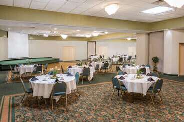 هتل Days Inn & Conf Center By Wyndham Southern Pines Pinehurst
