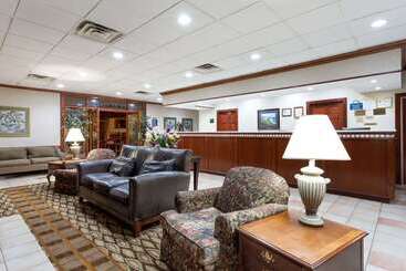 هتل Days Inn & Conf Center By Wyndham Southern Pines Pinehurst