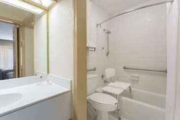 هتل Days Inn & Conf Center By Wyndham Southern Pines Pinehurst
