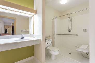 هتل Days Inn & Conf Center By Wyndham Southern Pines Pinehurst