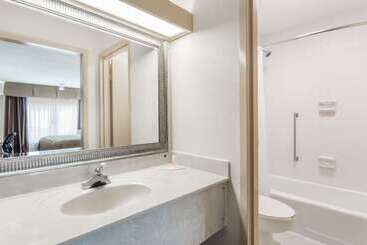 هتل Days Inn & Conf Center By Wyndham Southern Pines Pinehurst
