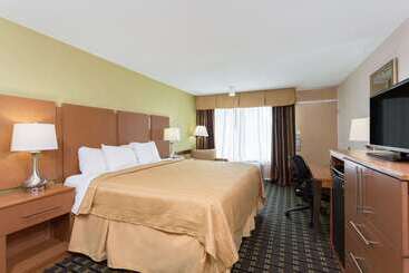 هتل Days Inn & Conf Center By Wyndham Southern Pines Pinehurst