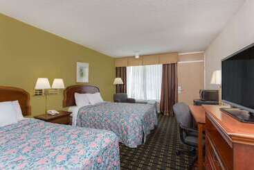 هتل Days Inn & Conf Center By Wyndham Southern Pines Pinehurst