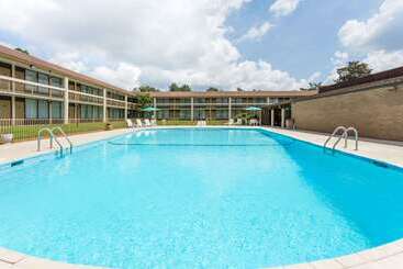 هتل Days Inn & Conf Center By Wyndham Southern Pines Pinehurst