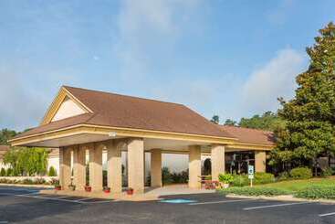 هتل Days Inn & Conf Center By Wyndham Southern Pines Pinehurst