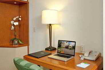 هتل Fairfield Inn & Suites By Marriott Brunswick Freeport