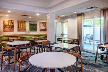 هتل Fairfield Inn & Suites By Marriott Brunswick Freeport