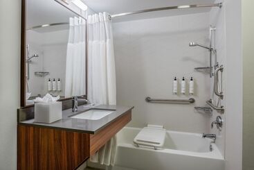 هتل Fairfield Inn & Suites By Marriott Brunswick Freeport
