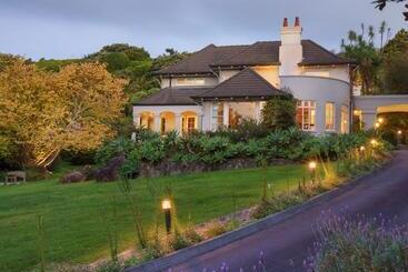 هتل Greenmantle Estate