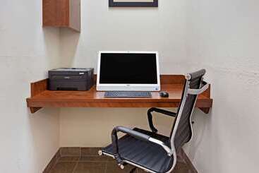 هتل La Quinta Inn & Suites By Wyndham Stonington Mystic Area