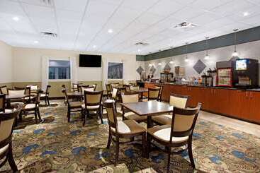 هتل La Quinta Inn & Suites By Wyndham Stonington Mystic Area