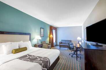 هتل La Quinta Inn & Suites By Wyndham Stonington Mystic Area