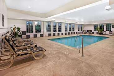 هتل La Quinta Inn & Suites By Wyndham Stonington Mystic Area
