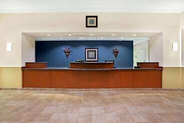 هتل La Quinta Inn & Suites By Wyndham Stonington Mystic Area