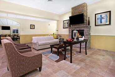 هتل La Quinta Inn & Suites By Wyndham Stonington Mystic Area