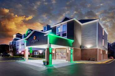 هتل La Quinta Inn & Suites By Wyndham Stonington Mystic Area