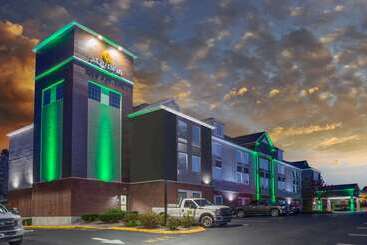 هتل La Quinta Inn & Suites By Wyndham Stonington Mystic Area