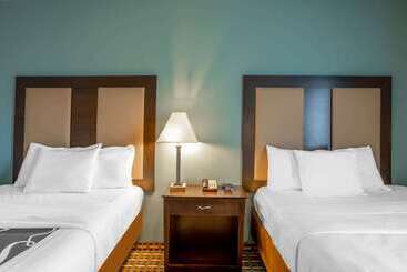 هتل La Quinta Inn & Suites By Wyndham Stonington Mystic Area