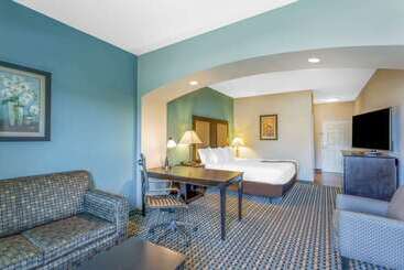 هتل La Quinta Inn & Suites By Wyndham Stonington Mystic Area