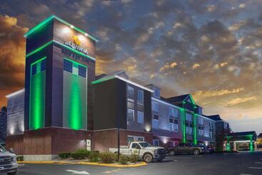هتل La Quinta Inn & Suites By Wyndham Stonington Mystic Area