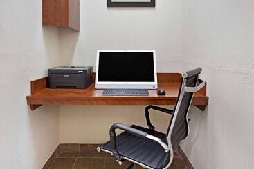 هتل La Quinta Inn & Suites By Wyndham Stonington Mystic Area
