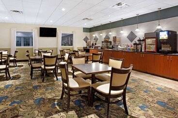 هتل La Quinta Inn & Suites By Wyndham Stonington Mystic Area