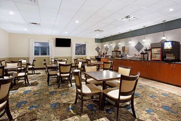 هتل La Quinta Inn & Suites By Wyndham Stonington Mystic Area