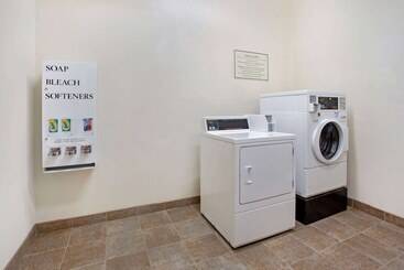هتل La Quinta Inn & Suites By Wyndham Stonington Mystic Area