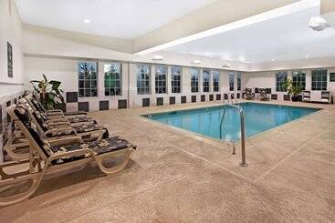 هتل La Quinta Inn & Suites By Wyndham Stonington Mystic Area