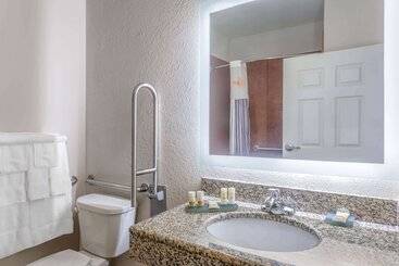 هتل La Quinta Inn & Suites By Wyndham Stonington Mystic Area