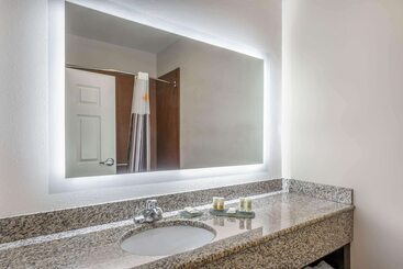 هتل La Quinta Inn & Suites By Wyndham Stonington Mystic Area