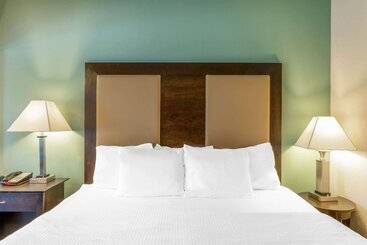 هتل La Quinta Inn & Suites By Wyndham Stonington Mystic Area