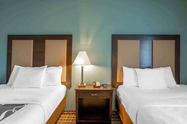هتل La Quinta Inn & Suites By Wyndham Stonington Mystic Area