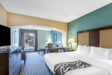 هتل La Quinta Inn & Suites By Wyndham Stonington Mystic Area
