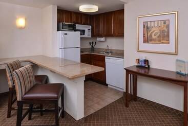 هتل Staybridge Suites Indianapolis Airport, An Ihg