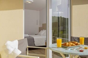 هتل Theos Village Apartments